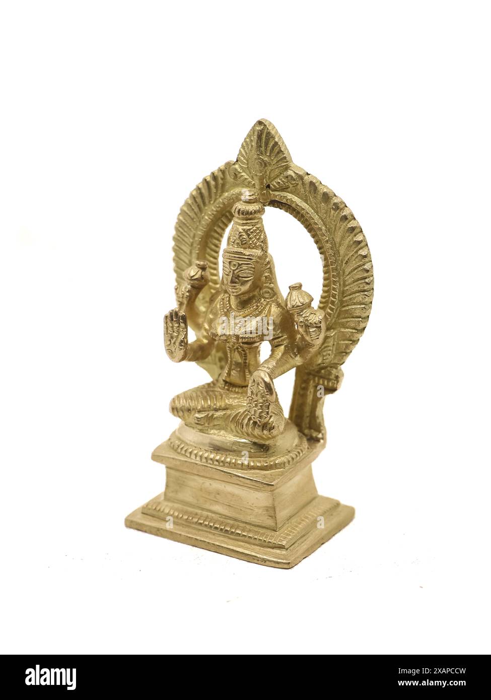 laxmi Idol, Göttin des Reichtums, gefertigt aus einem goldenen Bronzemetall, das für die Anbetung im hinduismus auf weißem Hintergrund verwendet wird Stockfoto