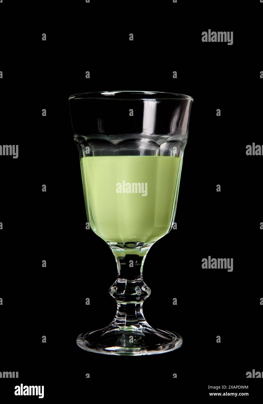 Glas Absinth auf schwarzem Hintergrund Stockfoto