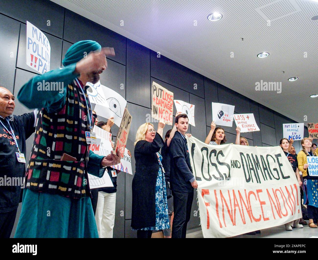 Bonn, Deutschland, Deutschland. Juni 2024. Die Menschen trafen sich in einem Protest unter dem Titel Make Big Polluters Pay - und prägten die Notwendigkeit von Unternehmen, die Ressourcen nutzen, um finanzielle Hilfe für Rehabilitation und Erholung nach den Restkosten bereitzustellen. Die Finanzen sind ein großes Thema im diesjährigen SB 60, das an Dynamik gewinnt, da verschiedene Nationen angeben, dass ihre Länder ihre Ressourcen erschöpft haben, sowie die direkten Auswirkungen des Klimawandels auf sie. (Kreditbild: © Bianca Otero/ZUMA Press Wire) NUR REDAKTIONELLE VERWENDUNG! Nicht für kommerzielle ZWECKE! Stockfoto