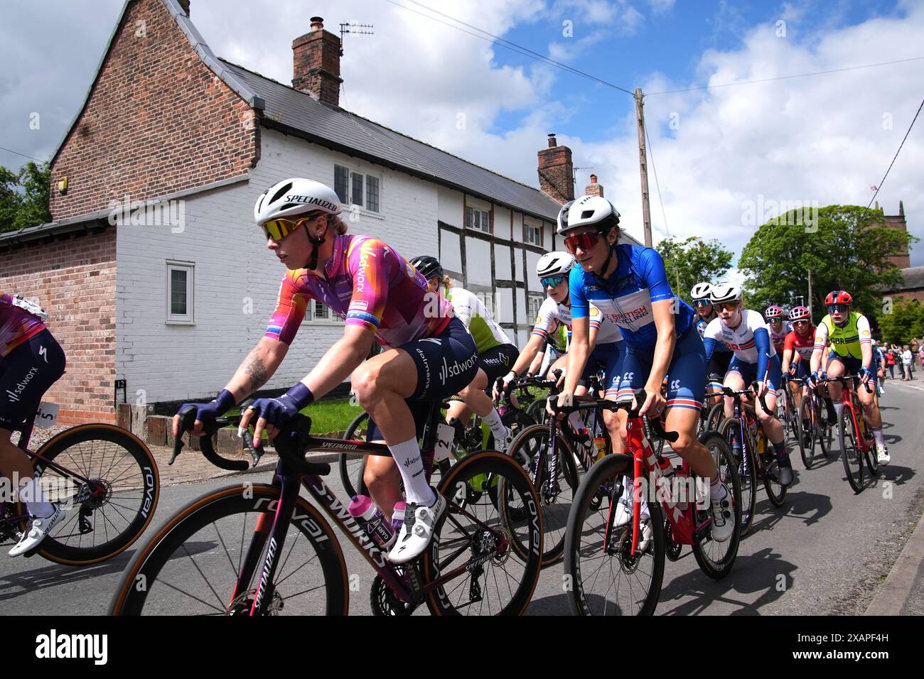 Die britische Lizzie Deignan (Mitte rechts) im blauen Trikot, als sie Goostrey in Cheshire während der dritten Etappe der Lloyds Bank Women Tour of Britain 2024 in Warrington durchqueren. Bilddatum: Samstag, 8. Juni 2024. Stockfoto