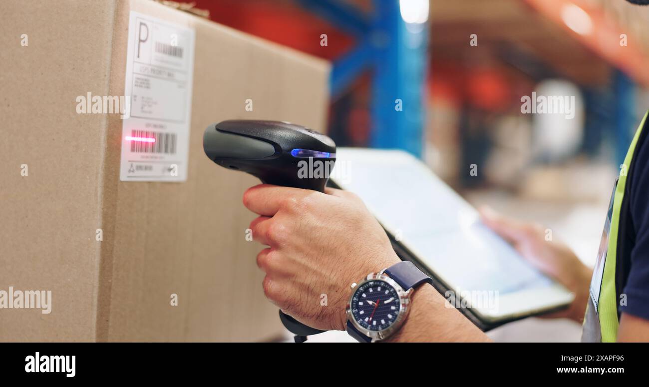 Logistik, Hände und Mann scannen Barcode im Lager mit Tablet nach Preis oder Seriennummer. Pappe, Paket und Nahaufnahme männlicher Frachtarbeiter Stockfoto