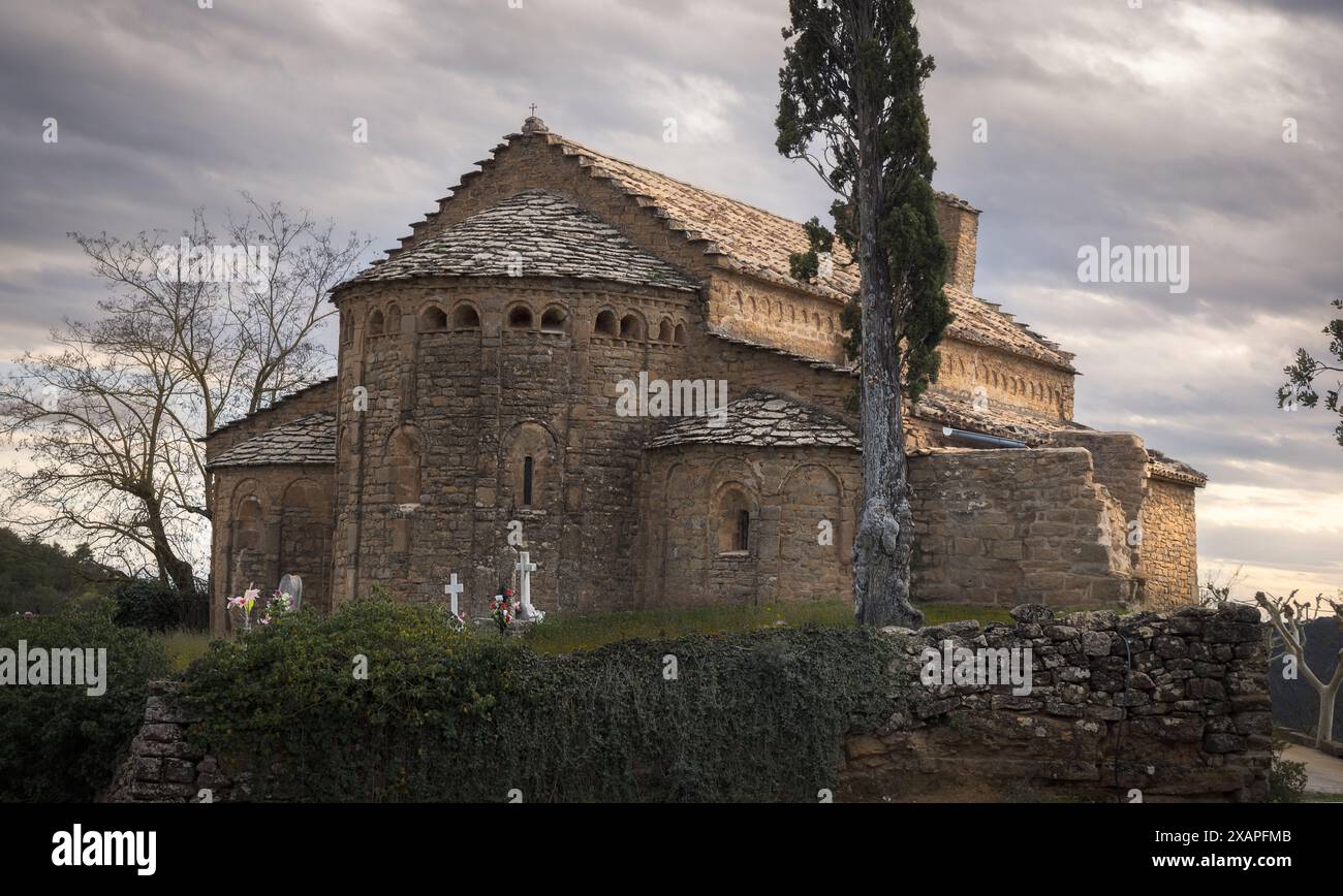 Romanische Schönheit in Kataloniens ruhiger Landschaft, Santa Maria de Palau de Rialb Kirche Stockfoto