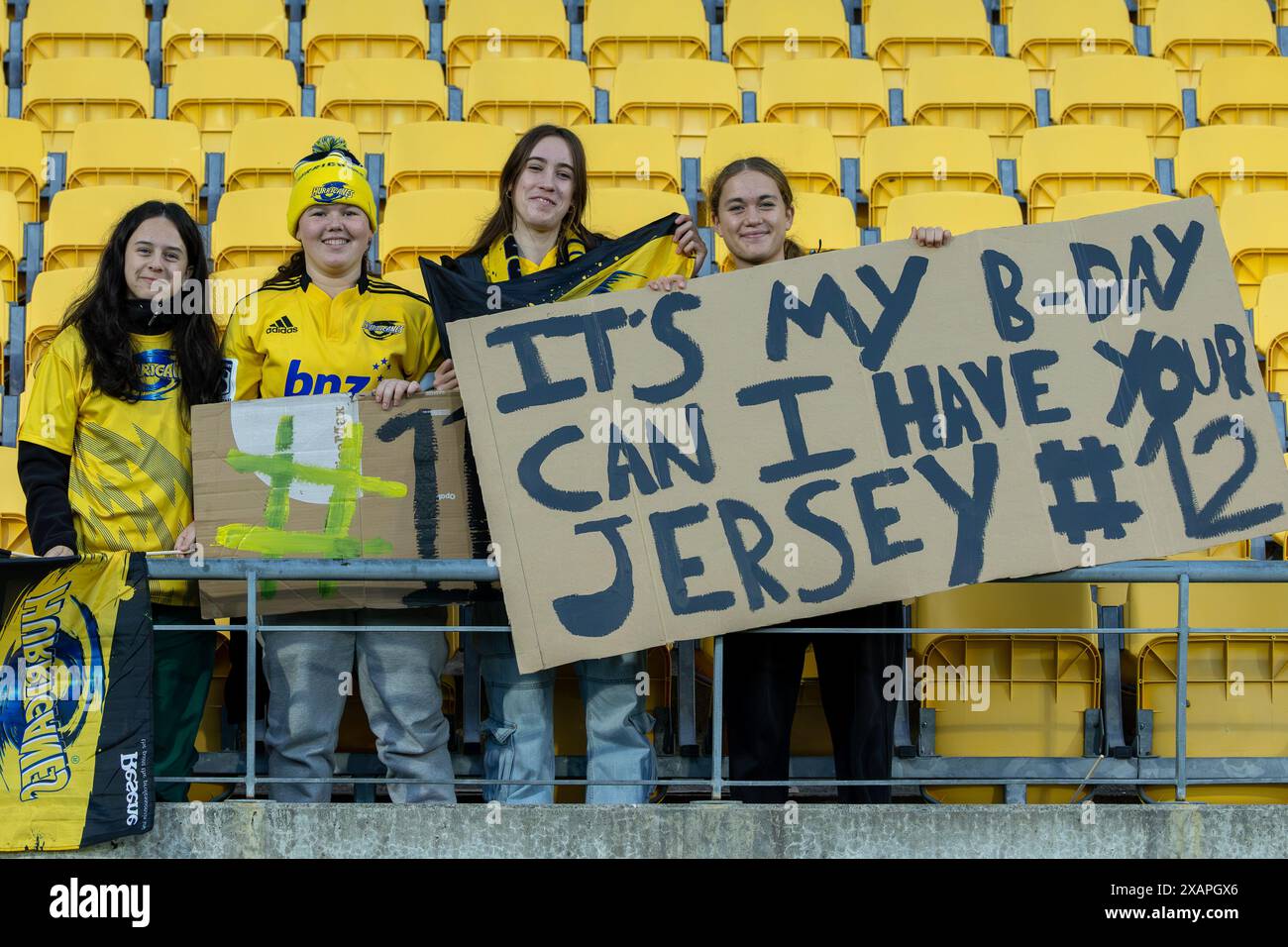 Sky Stadium, Wellington, Neuseeland. Juni 2024. Wellington-Unterstützer haben ihre Bitte um ein besonderes Geburtstagsgeschenk eingereicht. Wellington Hurricanes gegen Melbourne Rebels. Super Rugby Pacific Viertelfinale. Sky Stadium, Wellington. Neuseeland. Hurrikane besiegten Melbourne Rebels 47-20 (HT 14-6). (Joe Serci/SPP) Credit: SPP Sport Press Photo. /Alamy Live News Stockfoto