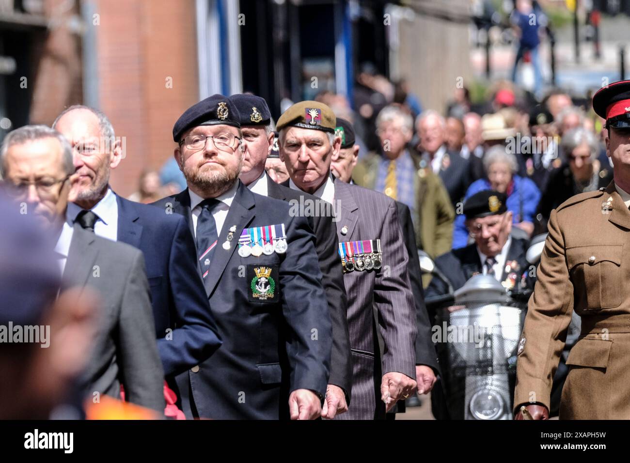 Newport, Wales, Großbritannien. Juni 2024. Banner wurden stolz hochgehalten und Medaillen getragen, als alte Soldaten zur D-Day-Gedenkstätte marschierten, um den 80. Jahrestag der D-Day-Invasion zu gedenken. Die jährliche Parade wird von der Royal Welsh Comrades Association organisiert. Newports Denkmal erinnert an die Männer des 2. Bataillons der Welsh Borderers, die am 6. Juni 1944 in der Gold Beach Normandie landeten. Quelle: JMF News/Alamy Live News Stockfoto