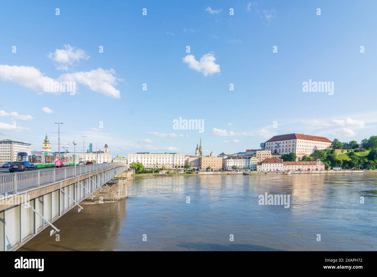 Linz: Donau bei Hochwasser, Brücke Nibelungenbrücke, Blick auf Linzer Schloss und Altstadt in Linz an der Donau, Oberösterreich, Oberösterreich, Au Stockfoto