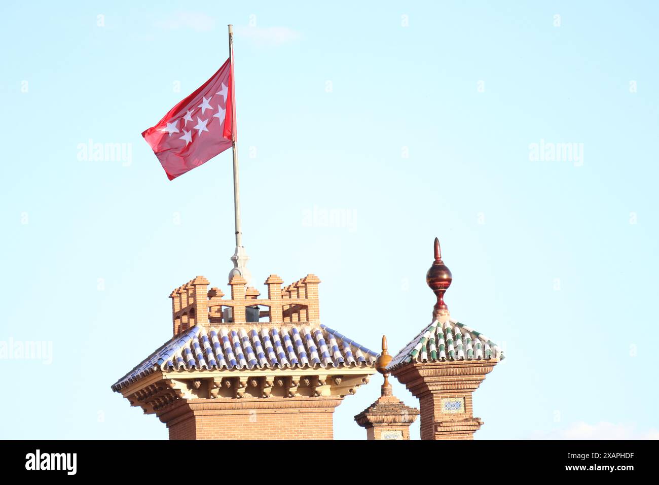 Die Flagge der Gemeinschaft Madrid erhebt sich winkend Stockfoto