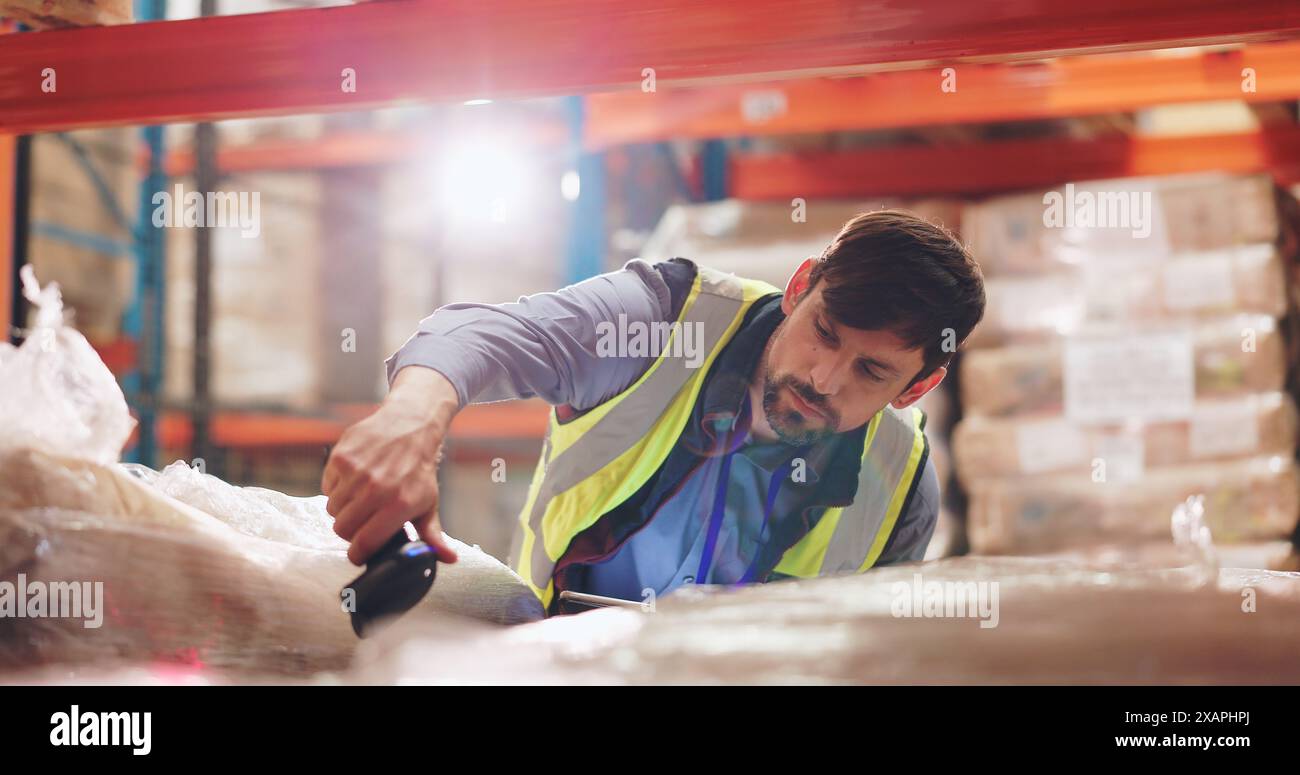 Mann, Paket und Scanner für Logistik, Lager- und Bestandsverwaltung im Lager mit Barcode zur Verfolgung. Industriearbeiter mit Scannen Stockfoto