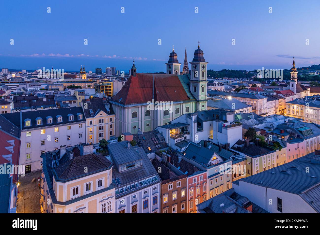 Linz: Altstadt mit Altem Dom (vorne), neuer Dom (hinten), Turm des Landhauses, Sitz des Oberösterreichischen Landtags in Linz an der Donau, Oberöster Stockfoto