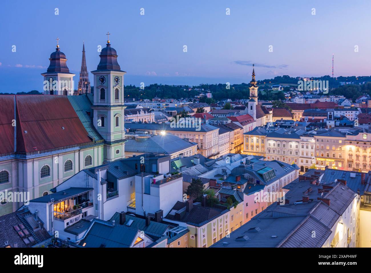 Linz: Altstadt mit Altem Dom (vorne), neuer Dom (hinten), Turm des Landhauses, Sitz des Oberösterreichischen Landtags in Linz an der Donau, Oberöster Stockfoto