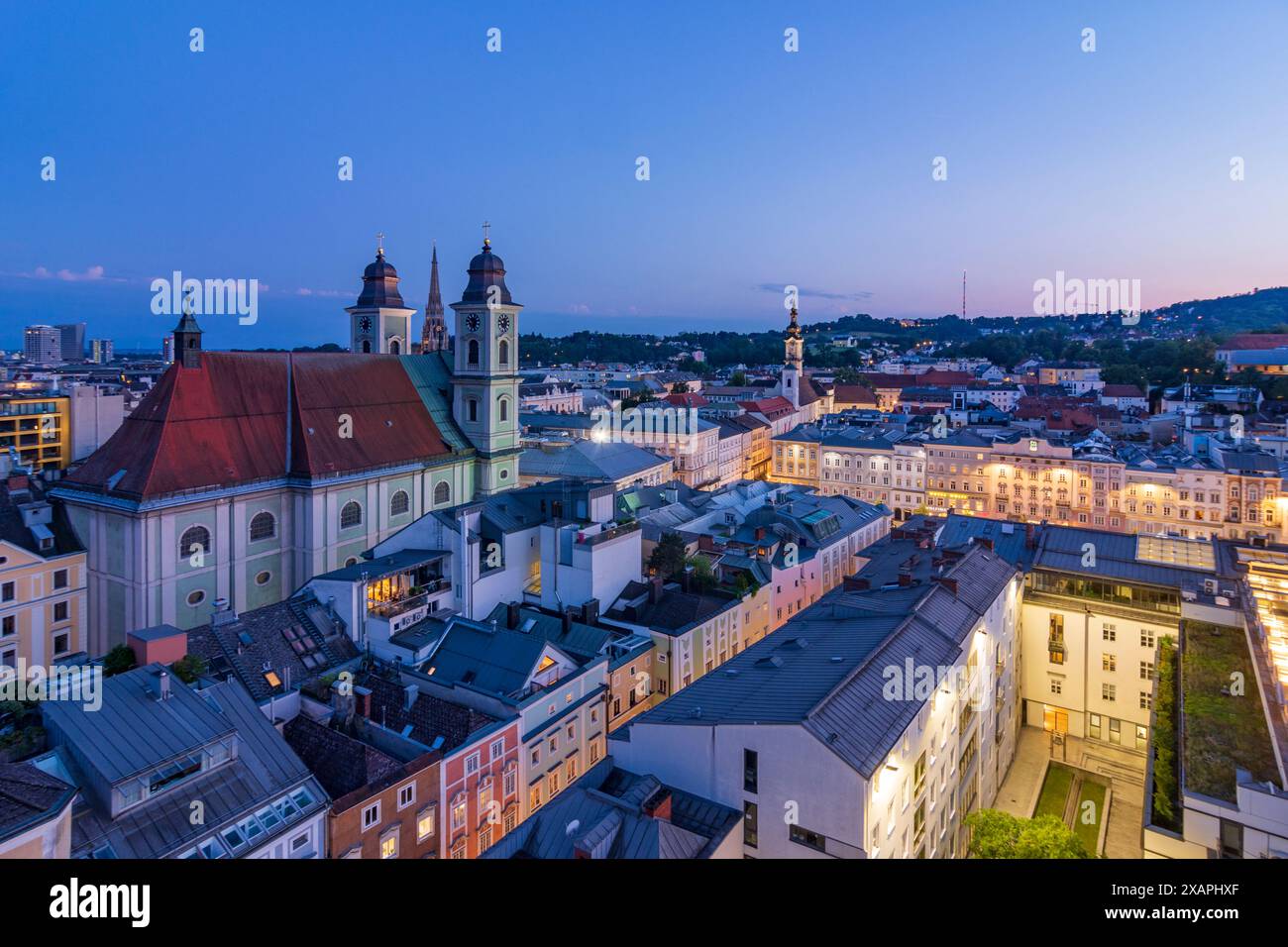 Linz: Altstadt mit Altem Dom (vorne), neuer Dom (hinten), Turm des Landhauses, Sitz des Oberösterreichischen Landtags in Linz an der Donau, Oberöster Stockfoto