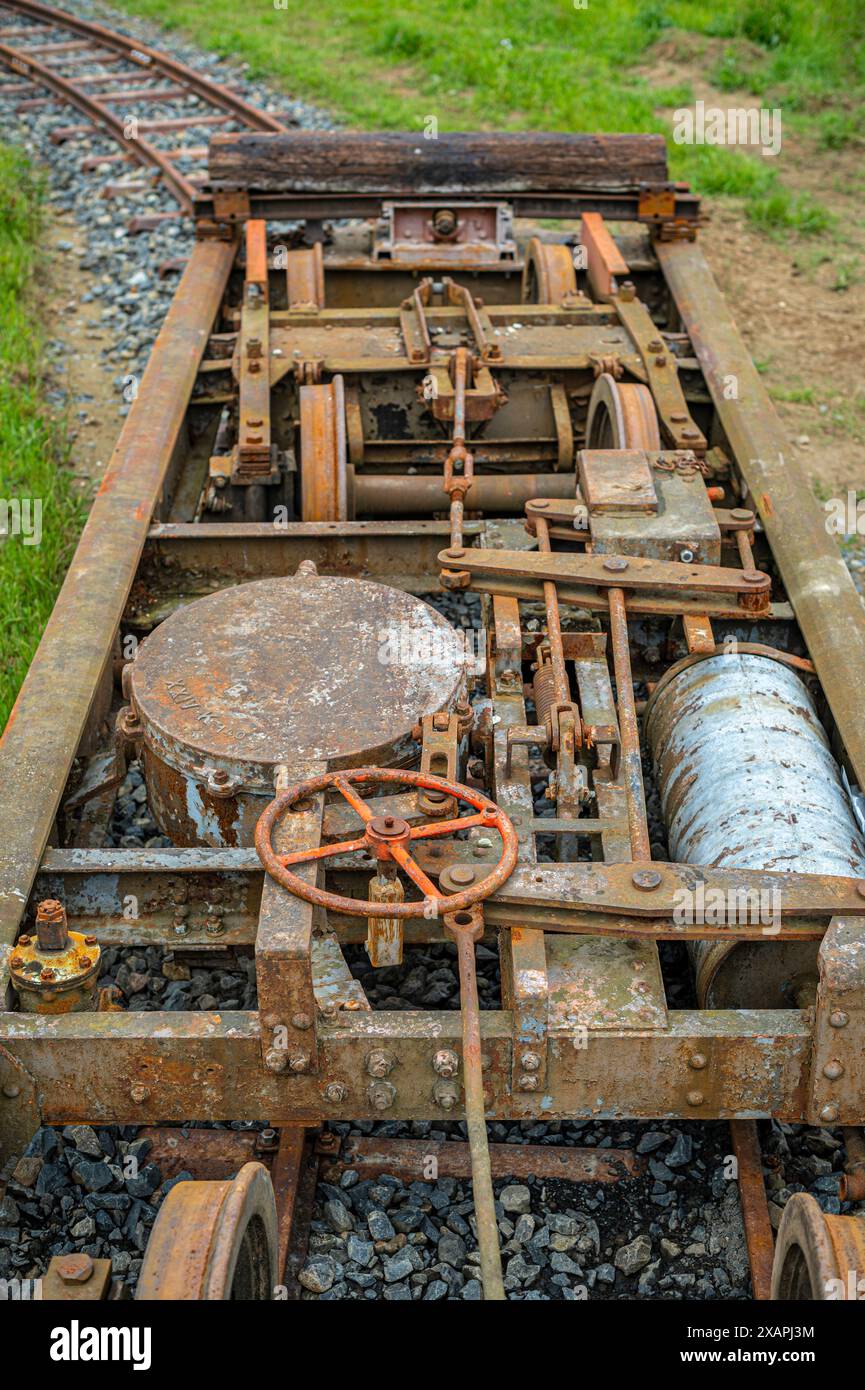 Verlassene Technik, alte und verrostete Zugwagen sind übrig geblieben Stockfoto