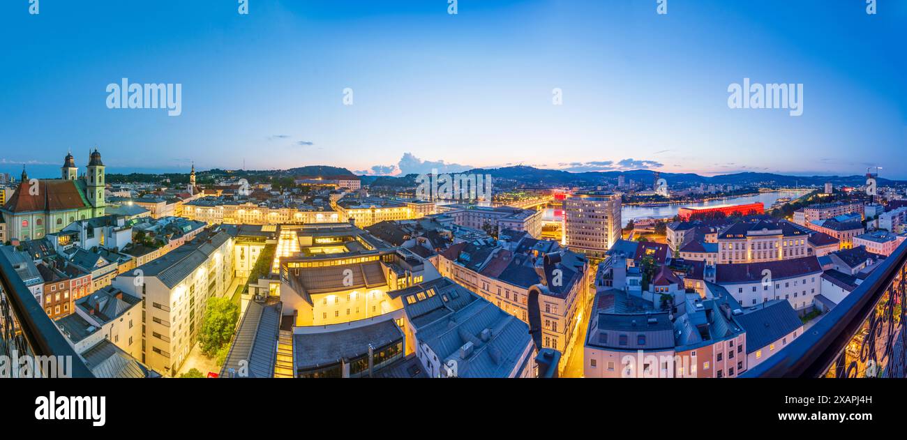 Linz: Altstadt mit Altem Dom (vorne), neuer Dom (hinten), Turm des Landhauses (Sitz des Oberösterreichischen Landtags), Linzer Schloss, Platz Hauptplat Stockfoto