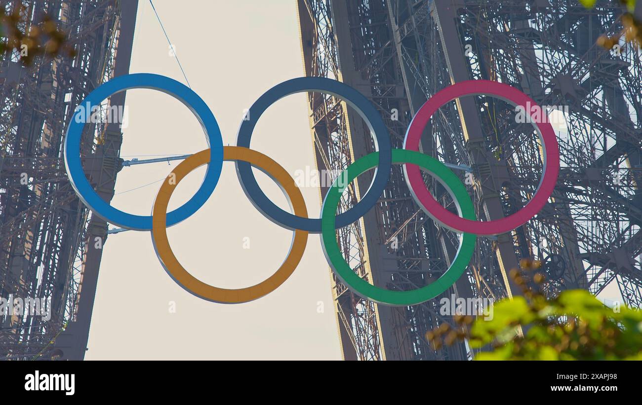 Olympische Ringe auf dem Eiffelturm in Paris, Frankreich Stockfoto