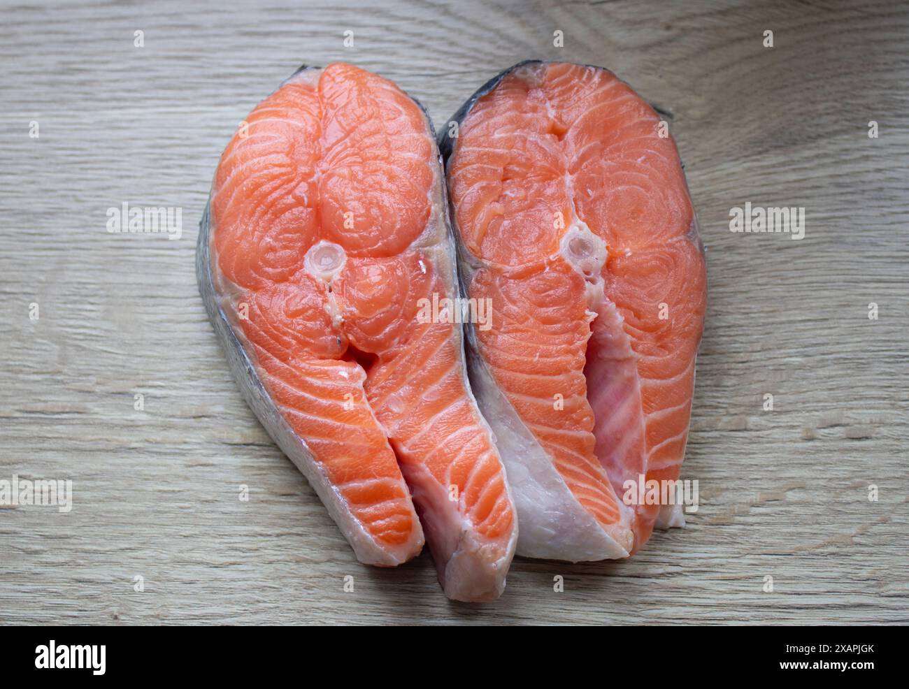 Forellensteak liegend auf einem Schneidebrett Nahaufnahme Stockfoto