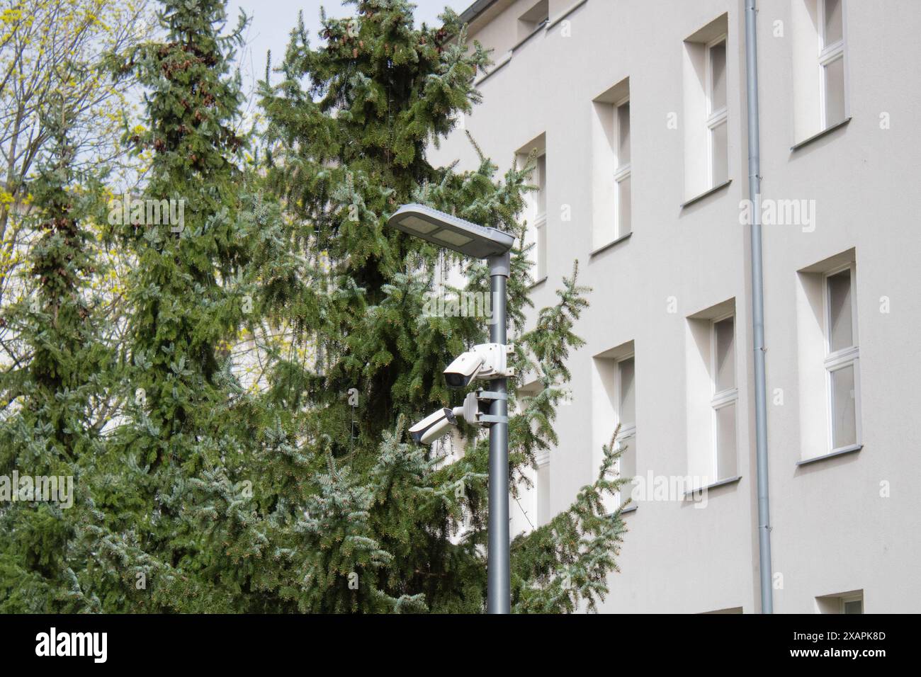 Sicherheitskameras an LED-Leuchtenpfosten montiert Stockfoto