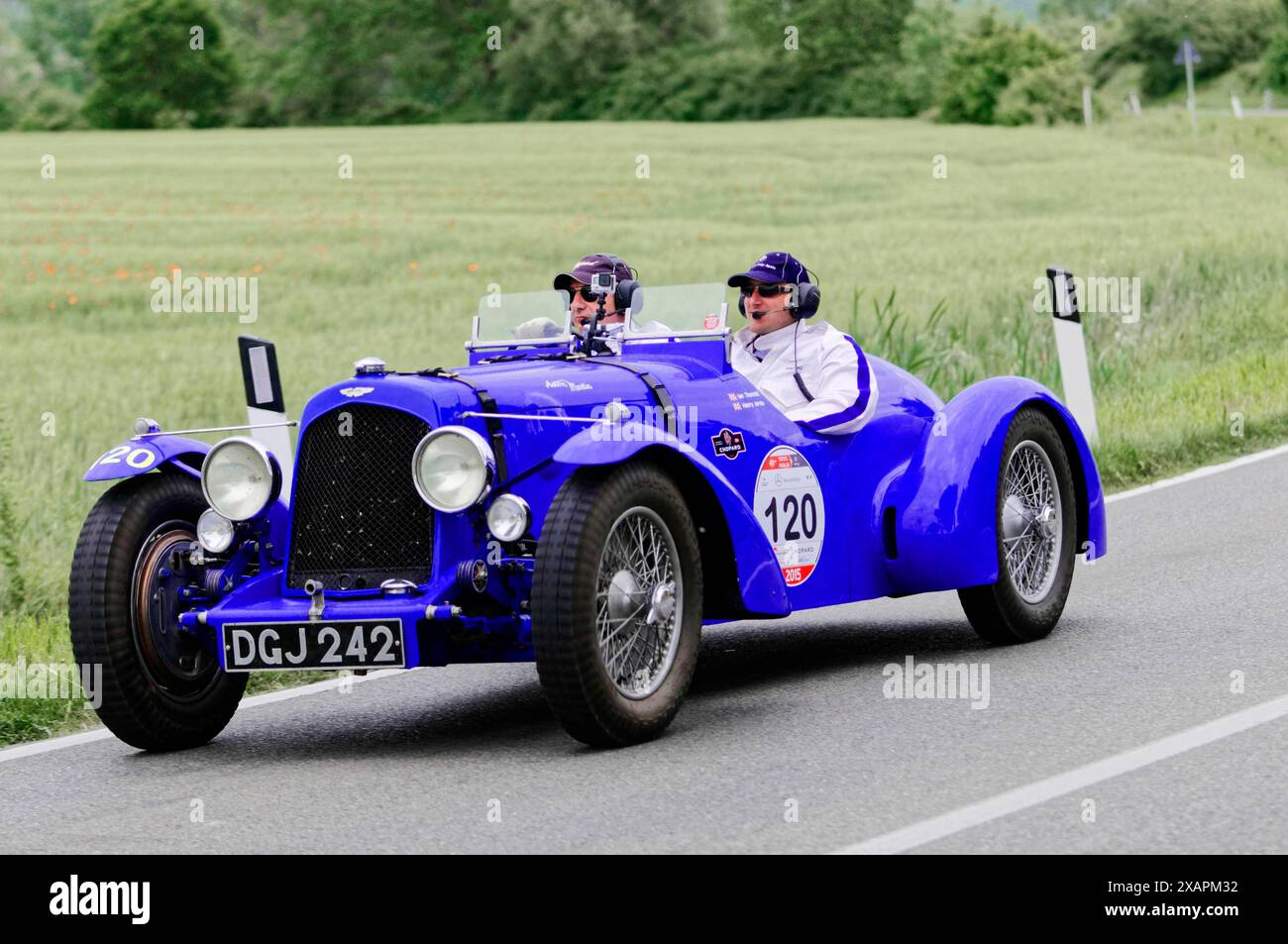 Blauer Rennwagen mit zwei Insassen auf einer Landstraße, Oldtimer, Autorennen, Mille Miglia, 1000 Miglia, Toskana, Rom, Gardasee, Italien Stockfoto