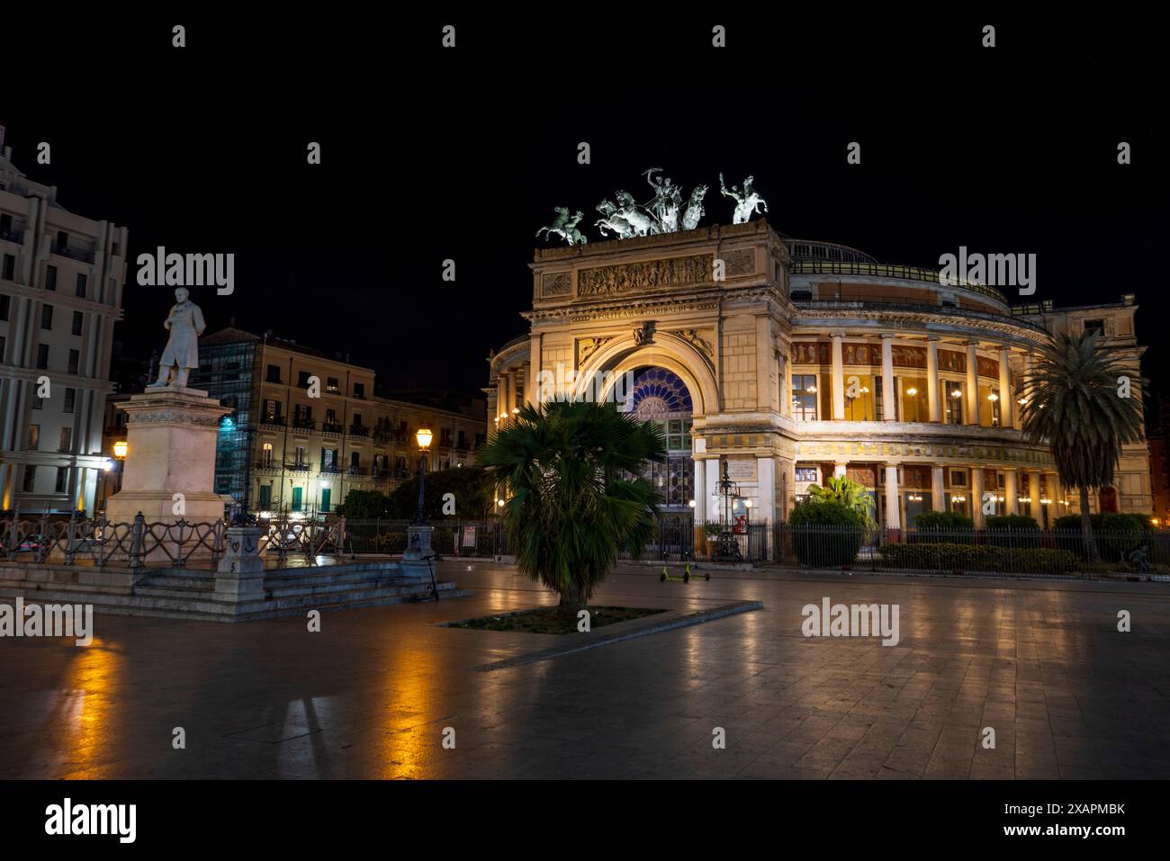 Das Theater Politeama Garibaldi mit der Statue von Ruggero Settimo in Palermo, Sizilien Stockfoto