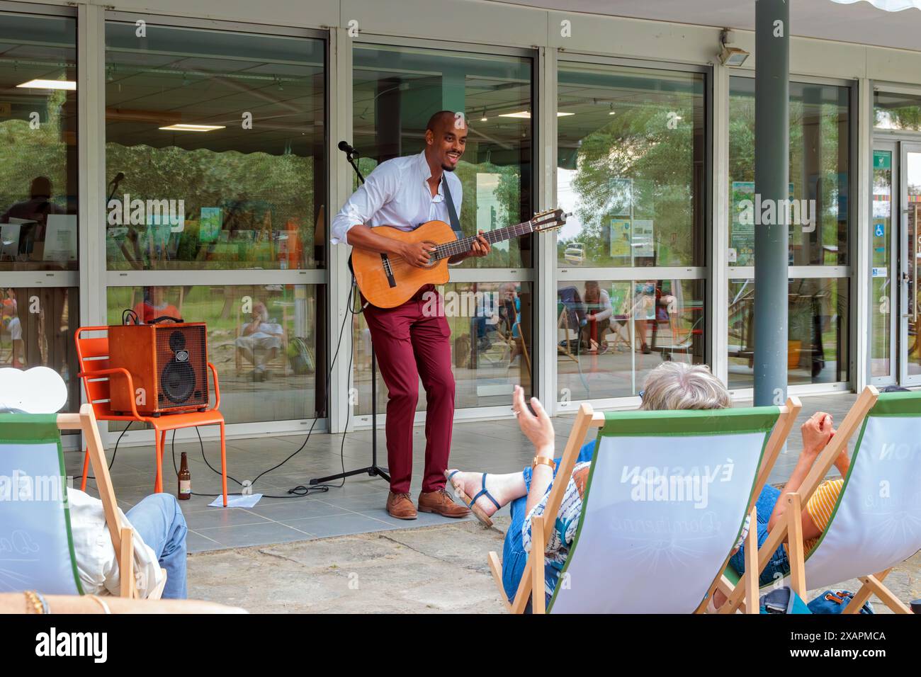 Jules Muzanzo im Konzert. Entspannen Sie sich in Malpas. Tourismusbüro „La Domitienne“. Nissan-lez-Enserune, Occitanie, Frankreich Stockfoto