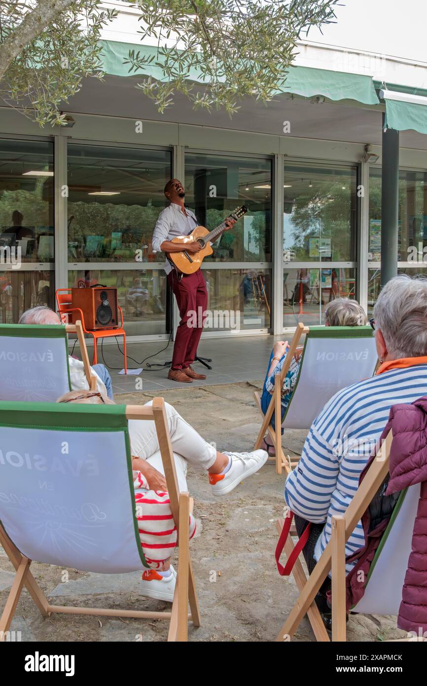 Jules Muzanzo im Konzert. Entspannen Sie sich in Malpas. Tourismusbüro „La Domitienne“. Nissan-lez-Enserune, Occitanie, Frankreich Stockfoto