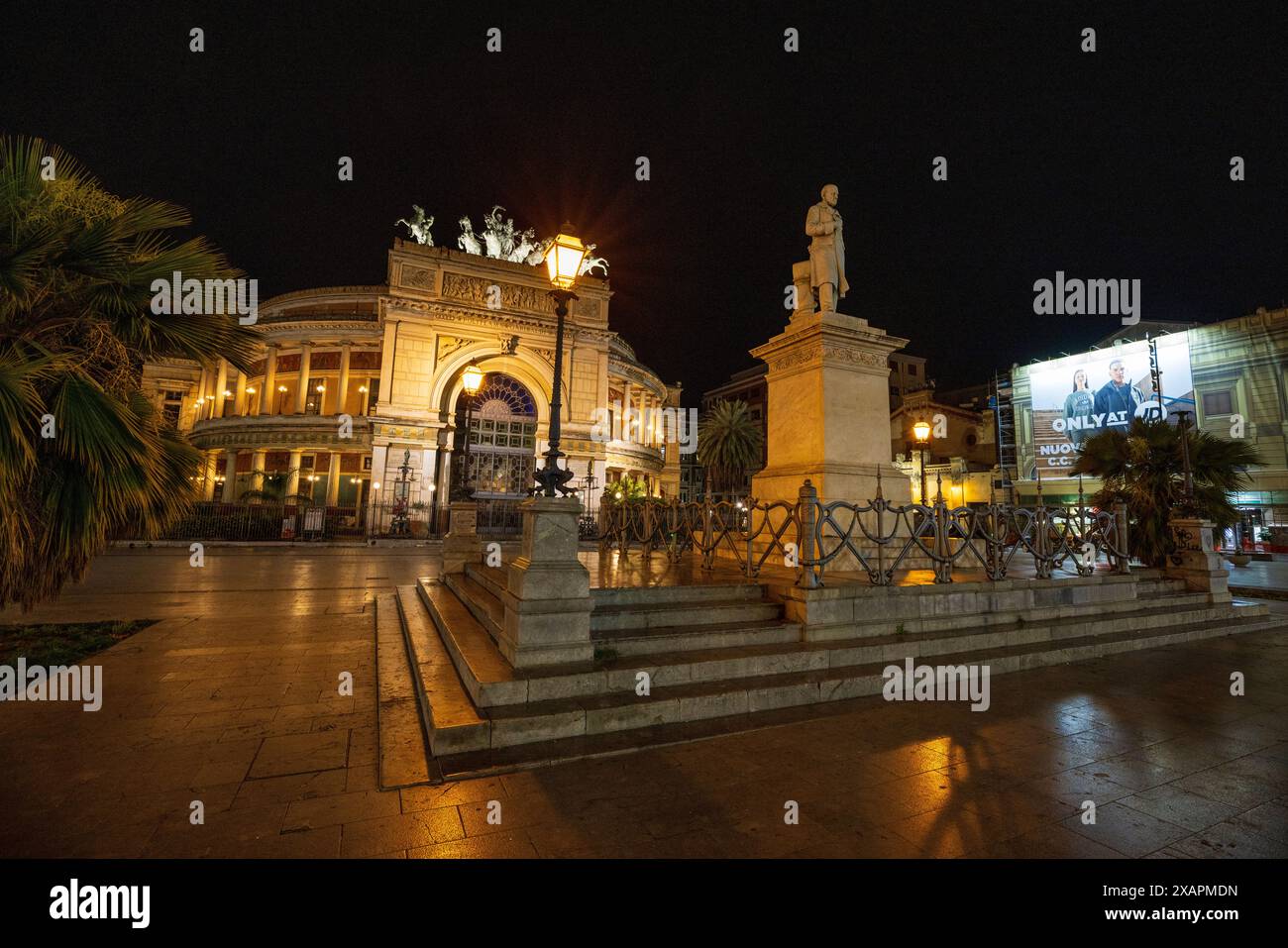 Das Theater Politeama Garibaldi mit der Statue von Ruggero Settimo in Palermo, Sizilien Stockfoto