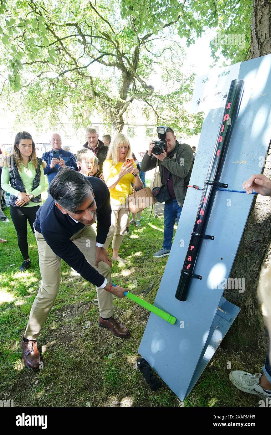 Premierminister Rishi Sunak spielt „Splat the Rat“ auf einem Dorffest ...