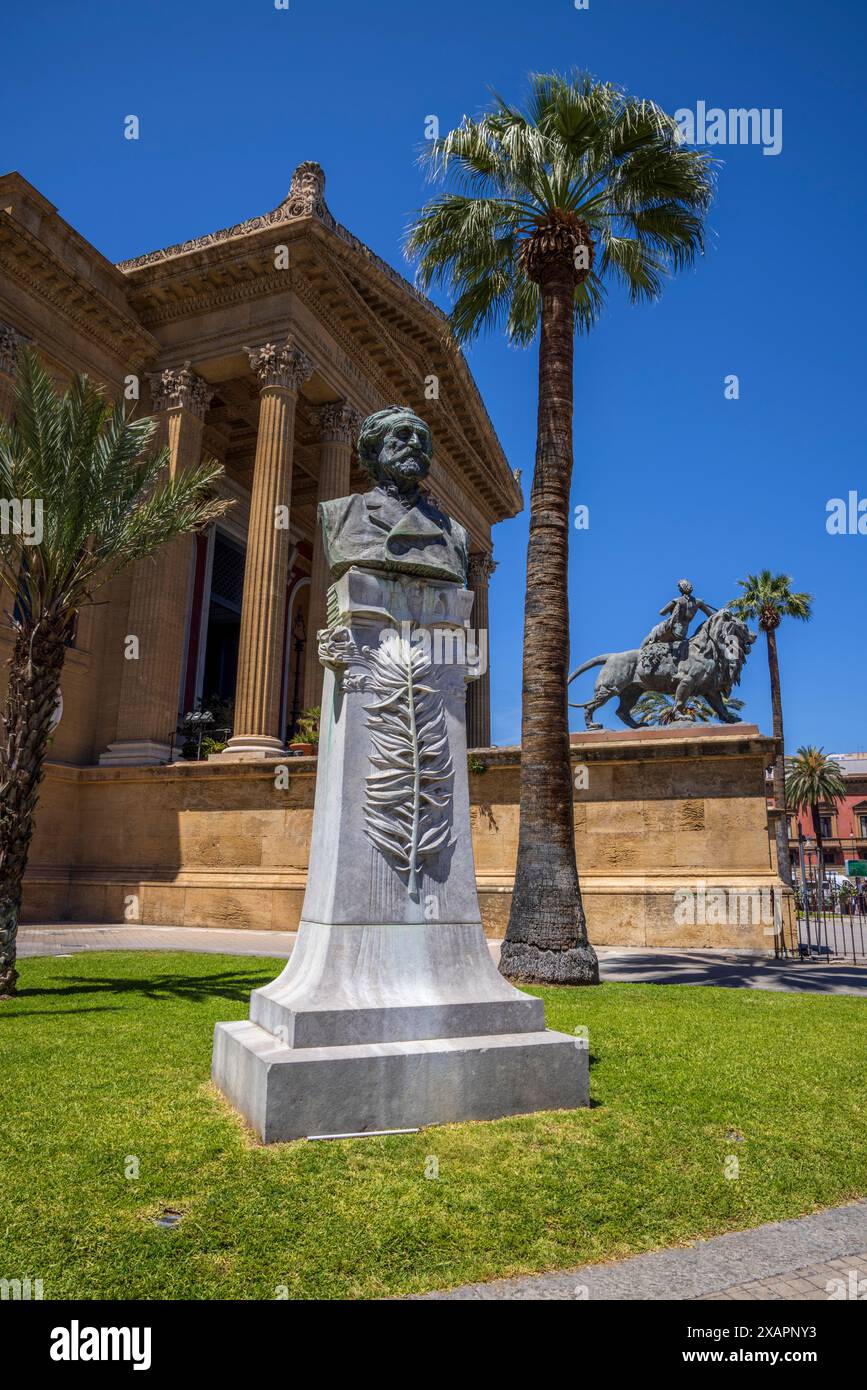 Eine Büste von Giuseppe Verde vor der Oper von Palermo, Palermo, Sizilien Stockfoto