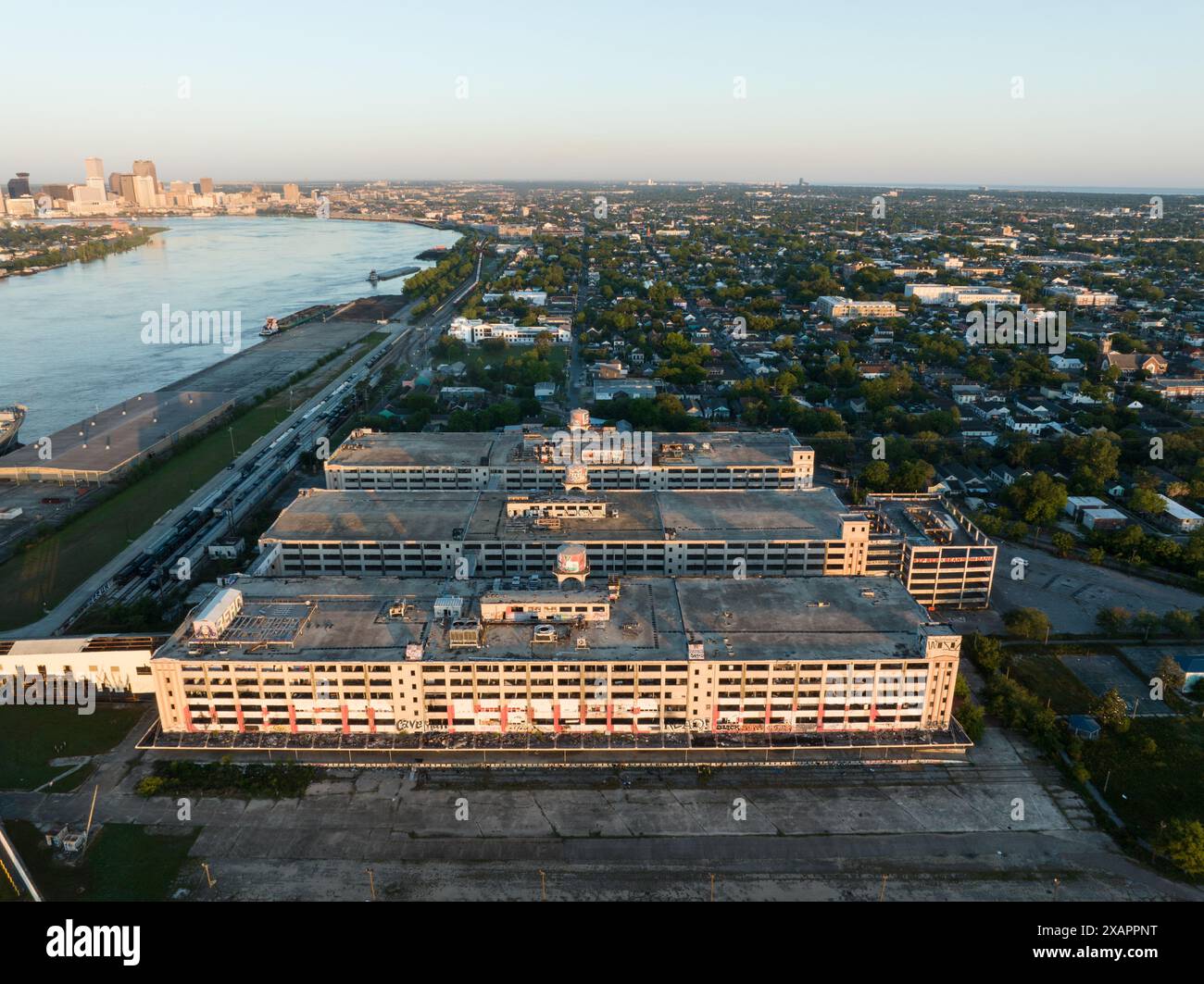 Ein Blick aus der Luft auf das verlassene NSA-Gebäude in New Orleans 9th Ward. Stockfoto