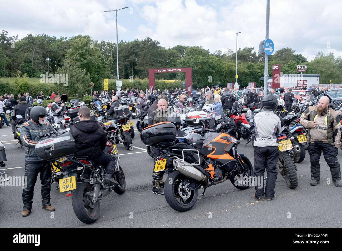 Knutsford Service Station (Nord), Knutsford, Großbritannien. Juni 2024. Tausende von Fahrradfahrern, viele davon in Hawaiian Shirts gekleidet, halten im Knutsford Service Area auf ihrem Weg von London nach Barrow in Furness an Dave Myers, den Hairy Biker. Credit Mark Lear / Alamy Live News Stockfoto