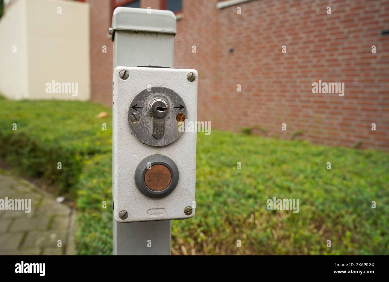 Schloss, um ein Tor mit einem Schlüssel zu öffnen. Stockfoto