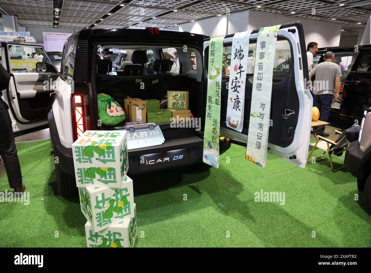 NANJING, CHINA - 8. JUNI 2024 - Besucher besuchen die 8. Nanjing New Energy and Intelligent Automobile Exhibition in Nanjing, Provinz Jiangsu, China, J Stockfoto