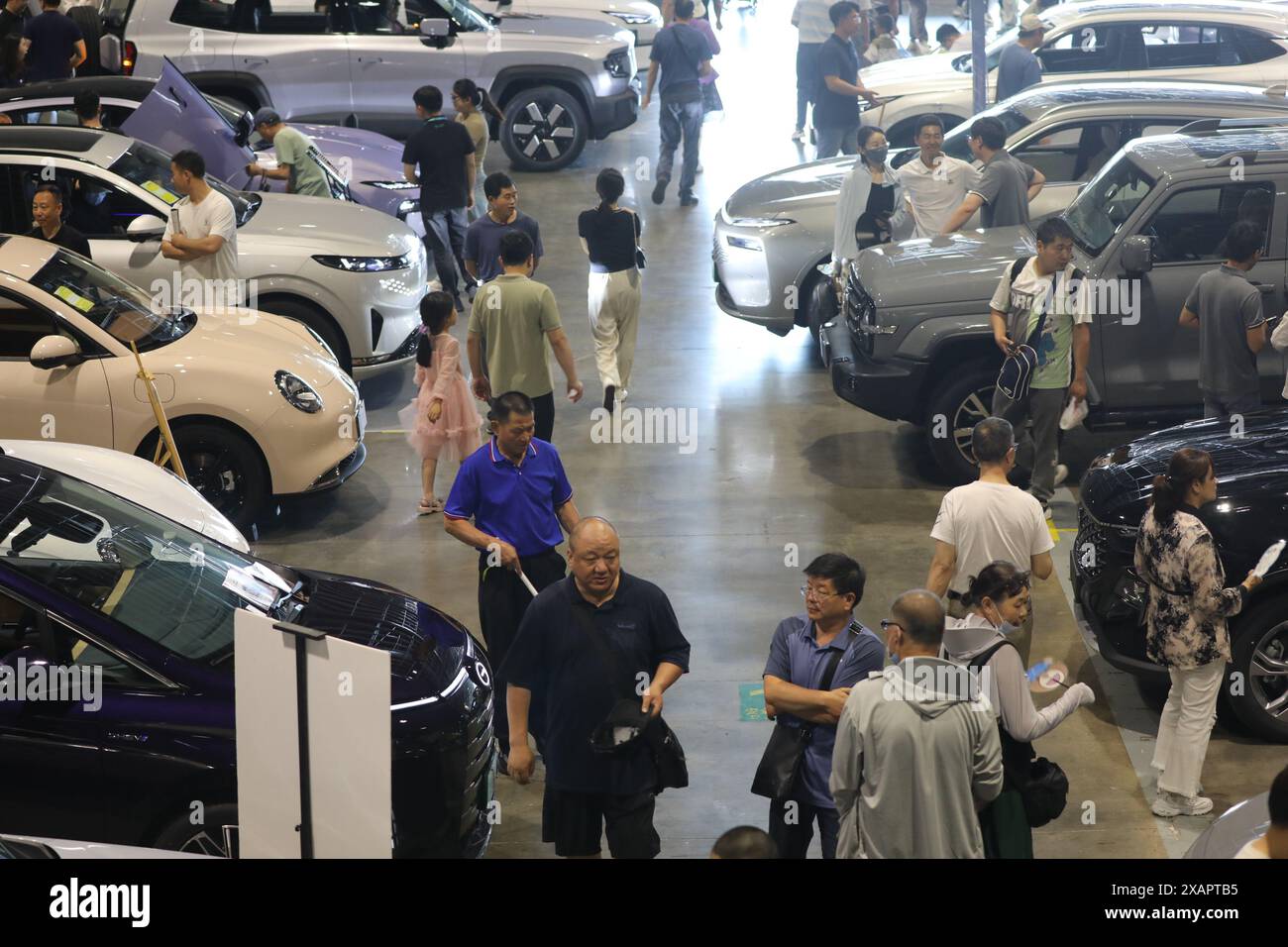 NANJING, CHINA - 8. JUNI 2024 - Besucher besuchen die 8. Nanjing New Energy and Intelligent Automobile Exhibition in Nanjing, Provinz Jiangsu, China, J Stockfoto