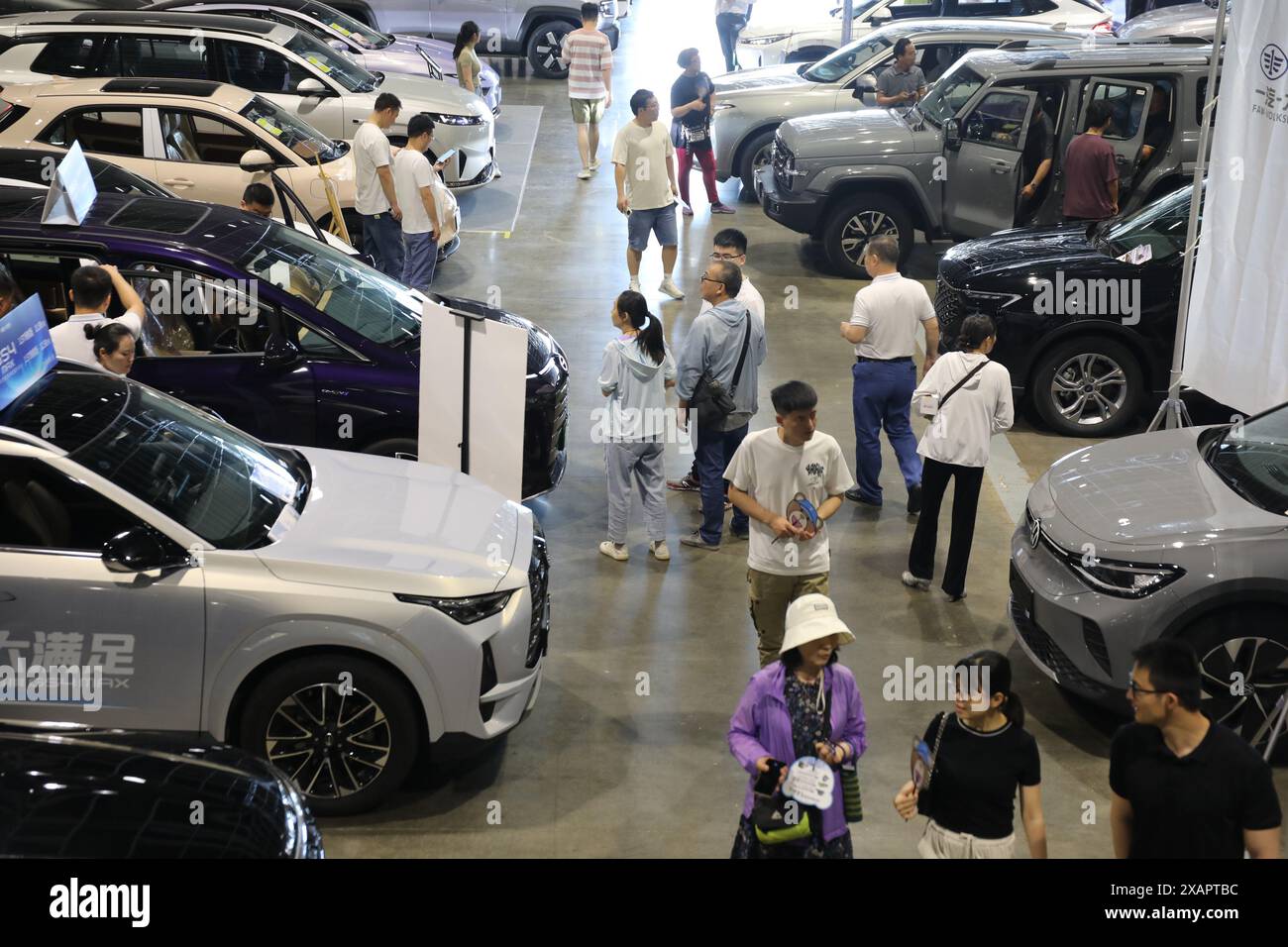 NANJING, CHINA - 8. JUNI 2024 - Besucher besuchen die 8. Nanjing New Energy and Intelligent Automobile Exhibition in Nanjing, Provinz Jiangsu, China, J Stockfoto