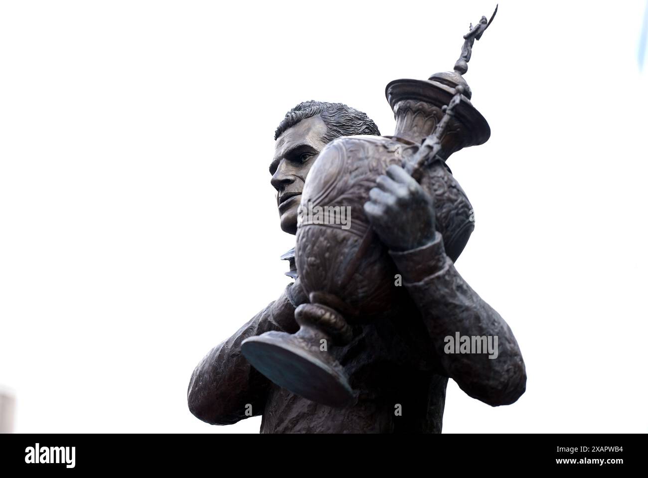 Ein allgemeiner Blick auf die Rugby League Statue vor dem Stadion vor dem Finale des Betfred Challenge Cup im Wembley Stadium, London. Bilddatum: Samstag, 8. Juni 2024. Stockfoto