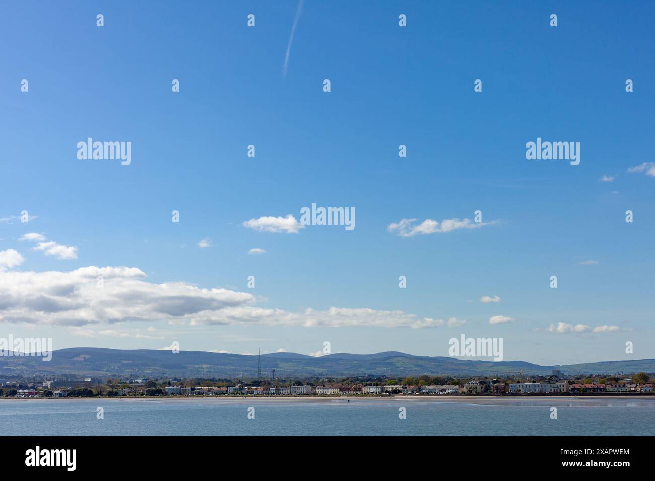 Ebbe an einem sonnigen Tag in Dublin. Ein Teil der Stadt liegt im Hintergrund an der Küste der Dublin Mountains. Der Himmel ist blau mit ein paar Weißen Stockfoto