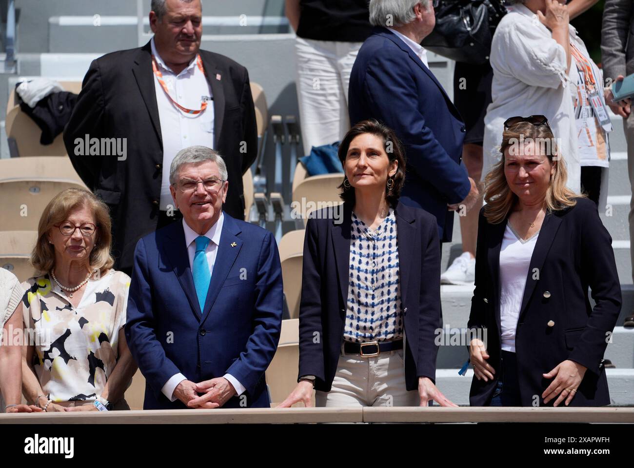 Paris, Frankreich. Juni 2024. IOC-Präsident Thomas Bach (2. L) und die französische Sportministerin Amelie Oudea-Castera (2. R) sind während des Women's Rollstuhl Singles Final zwischen Zhu Zhenzhen aus China und Diede de Groot aus den Niederlanden beim French Open Tennis Turnier in Roland Garros in Paris, Frankreich, am 8. Juni 2024 zu sehen. Quelle: Gao Jing/Xinhua/Alamy Live News Stockfoto