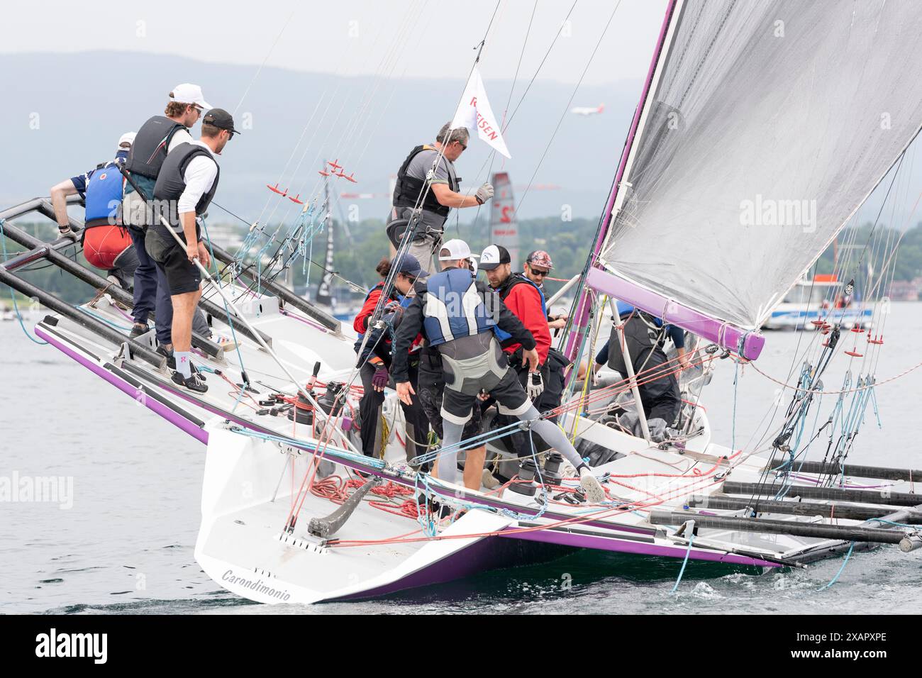 Genf Schweiz, 06.08.2024: Carondimonio wird kurz vor Beginn der Genf-Rolle-Genf-Regatta von Gauvain Ramseier übersprungen. Die Genf-Rolle-Genf-Regatta, die wichtigste Regatta vor der Bol D’Or Mirabaud, fand am Genfer See statt. (Foto: Patrick Dancel/Alamy Stockfoto