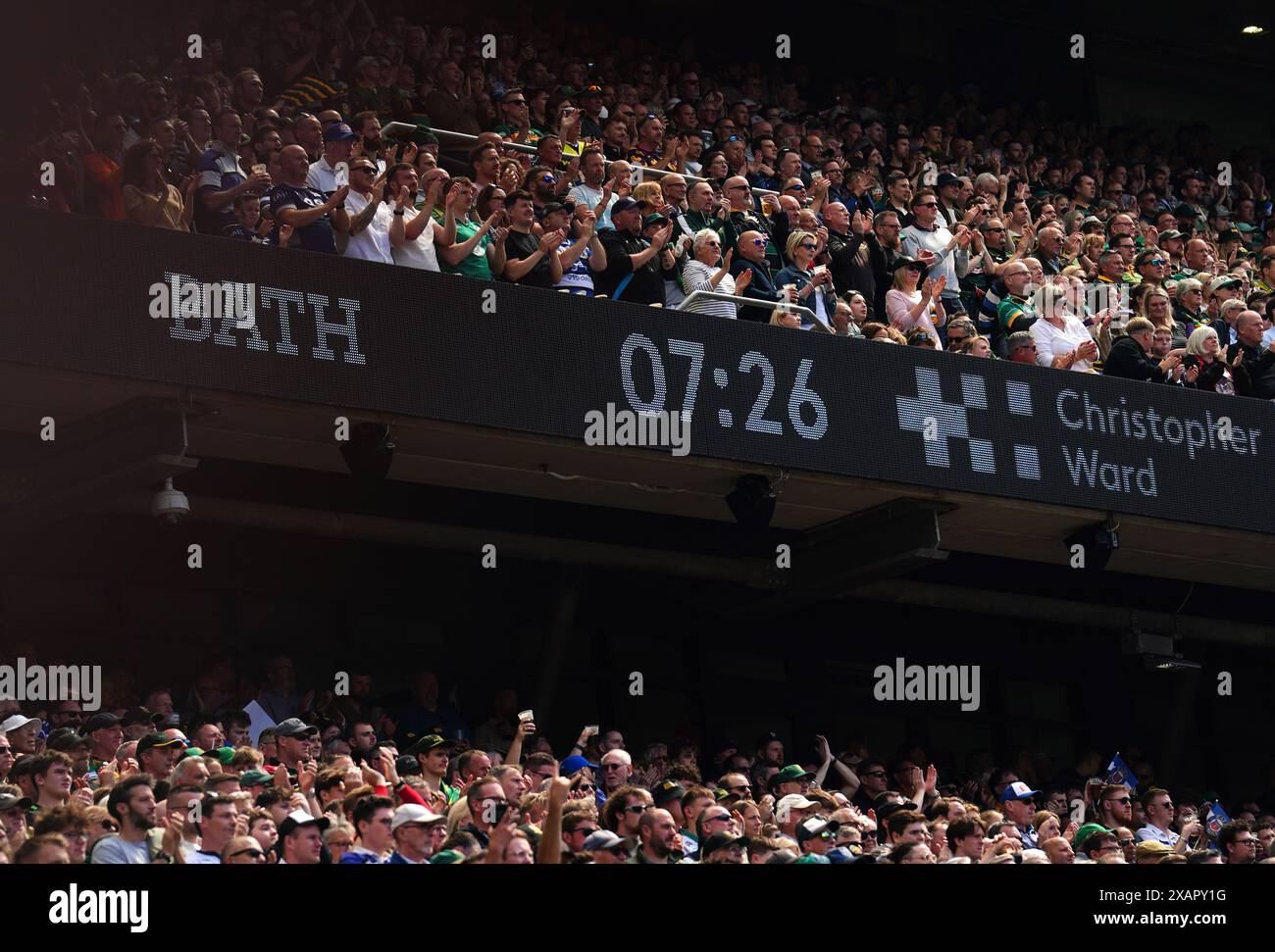 Die Fans applaudieren in der siebten Minute zum Gedenken an Rob Burrow während des Gallagher Premiership Finales im Twickenham Stadium in London. Bilddatum: Samstag, 8. Juni 2024. Stockfoto