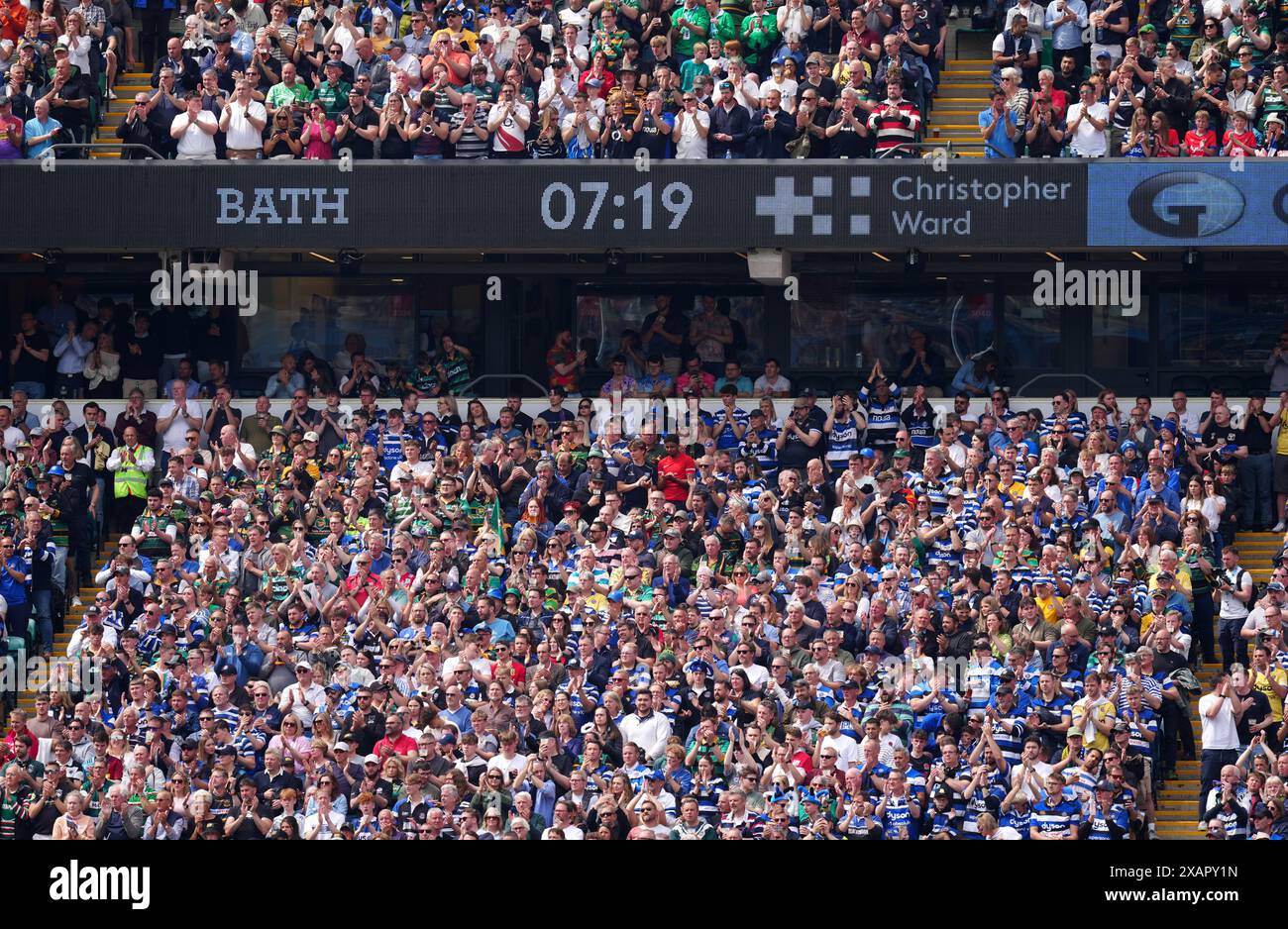 Die Fans applaudieren in der siebten Minute zum Gedenken an Rob Burrow während des Gallagher Premiership Finales im Twickenham Stadium in London. Bilddatum: Samstag, 8. Juni 2024. Stockfoto