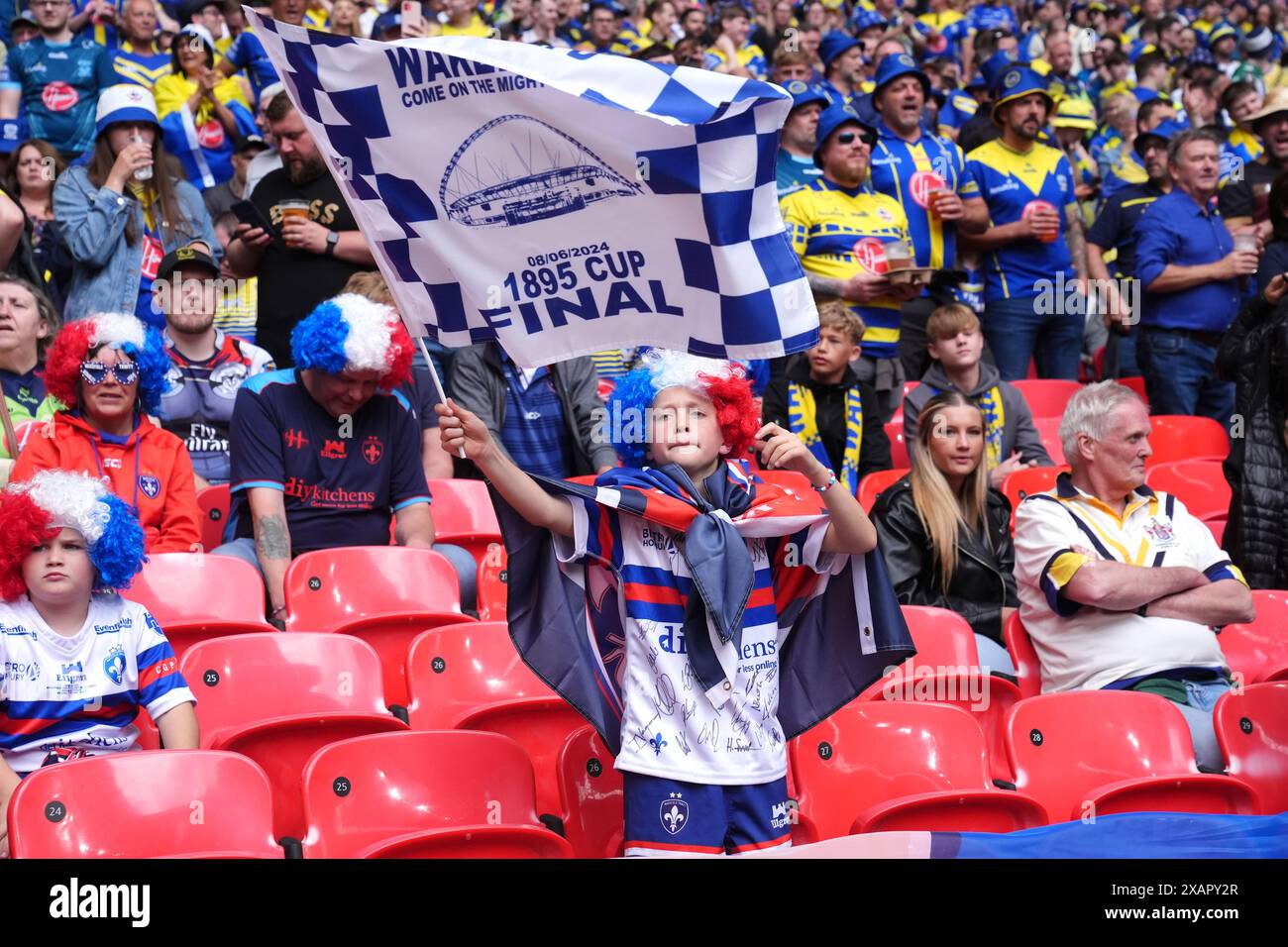 Die Fans schwingen vor dem Finale des Betfred Challenge Cups im Wembley Stadium in London. Bilddatum: Samstag, 8. Juni 2024. Stockfoto