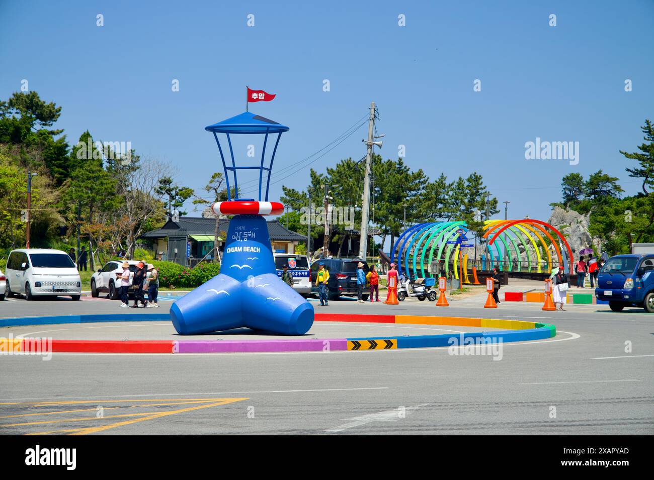 Donghae City, Südkorea - 18. Mai 2024: Der farbenfrohe und einladende Eingang zum Chuam Beach zeigt eine verspielte Leuchtturmskulptur und ein lebhaftes rai Stockfoto