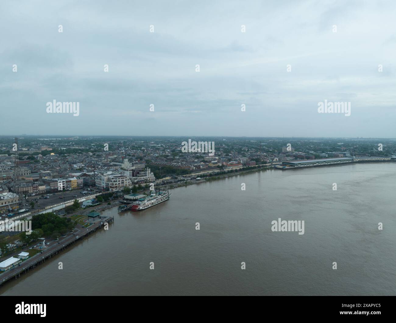 Luftaufnahme mit dem French Quarter von New Orleans mit dem Dampfschiff Natchez im Vordergrund auf dem Fluss. Stockfoto