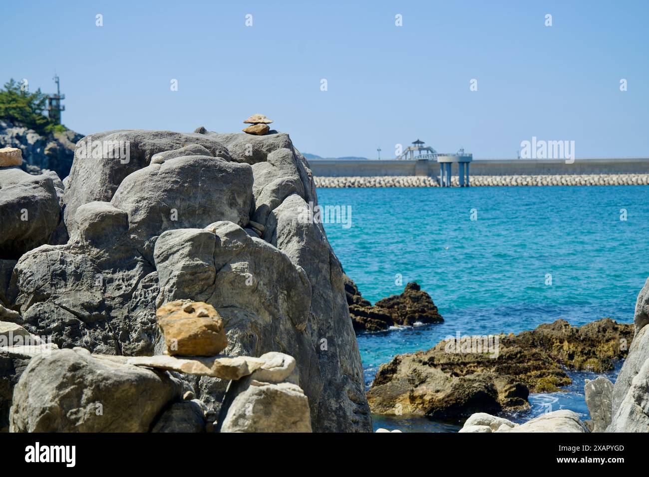 Donghae City, Südkorea - 18. Mai 2024: Blick auf die felsige Küste und Steinformationen in der Nähe des Chuam Candlestick Rock in Donghae. Ein Betonbruch Stockfoto