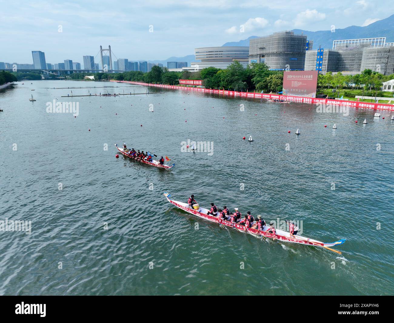 Peking, China. Juni 2024. Ein Foto der Luftdrohne vom 8. Juni 2024 zeigt die Teilnehmer an einem Training für ein internationales Einladungsrennen des Drachenbootes in Fuzhou, südöstlicher chinesischer Provinz Fujian. Zur Feier des bevorstehenden Duanwu, oder des Drachenbootfestivals, wurden Drachenbootrennen an vielen Orten in China abgehalten. Das fest wird am fünften Tag des fünften Monats im chinesischen Mondkalender gefeiert, um dem alten chinesischen Dichter Qu Yuan aus der Zeit der kriegerischen Staaten (475-221 v. Chr.) zu gedenken. Quelle: Jiang Kehong/Xinhua/Alamy Live News Stockfoto