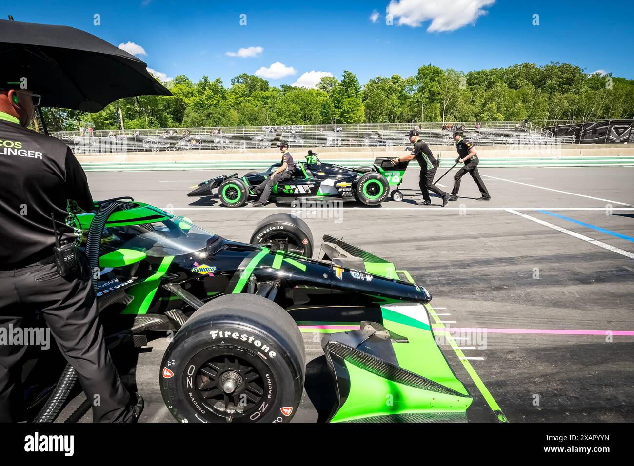 Elkhart Lake, Wi, USA. Juni 2024. Die Crew von Juncos Hollinger Racing Chevrolet bereitet ihre Rennwagen für den XPEL Grand Prix auf der Road America in Elkhart Lake WI vor. (Kreditbild: © Walter G. Arce Sr./ASP via ZUMA Press Wire) NUR REDAKTIONELLE VERWENDUNG! Nicht für kommerzielle ZWECKE! Stockfoto