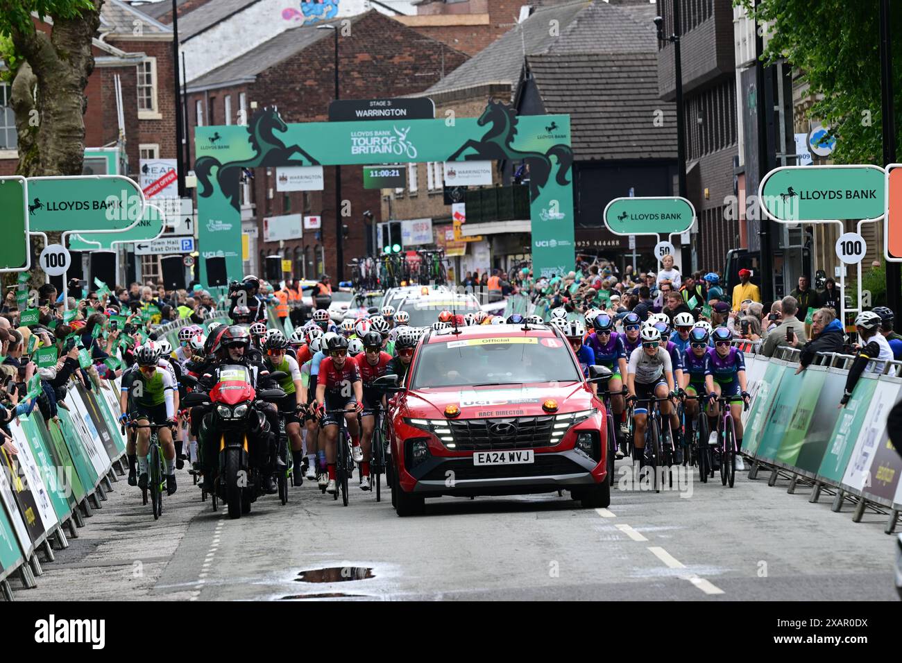 Lloyds Bank Tour of Britain Women 2024 Stage 3 Warrington nach Warrington. Das Rennen wird vom Kursleiter geleitet. Quelle: Peter Goding/Alamy Live News Stockfoto