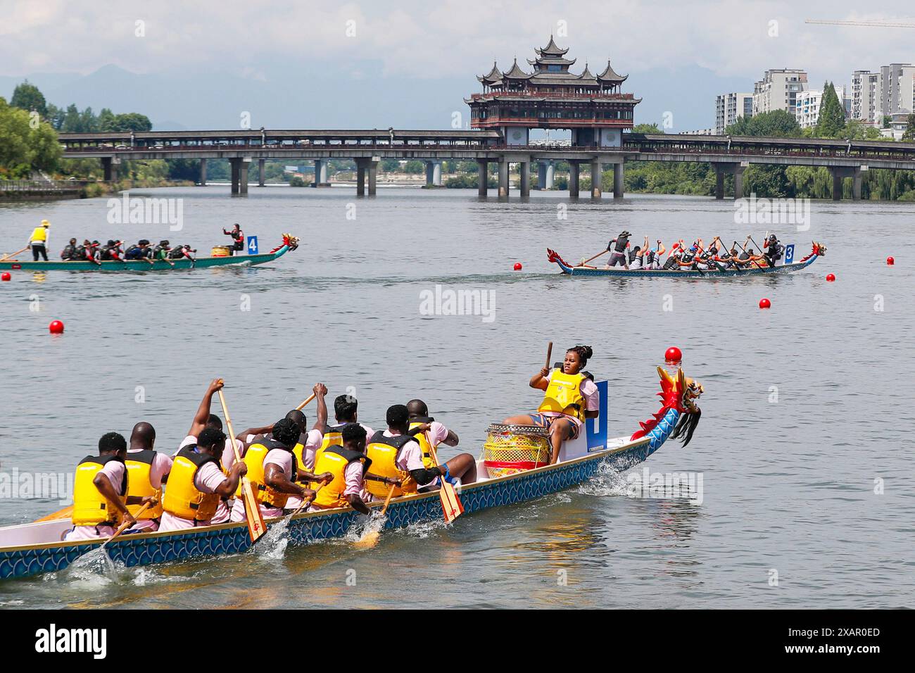 Peking, chinesische Provinz Anhui. Juni 2024. Die Teams treten am 8. Juni 2024 bei einem Drachenboot-Rennen in der Stadt Huangshan in der ostchinesischen Provinz Anhui an. Zur Feier des bevorstehenden Duanwu, oder des Drachenbootfestivals, wurden Drachenbootrennen an vielen Orten in China abgehalten. Das fest wird am fünften Tag des fünften Monats im chinesischen Mondkalender gefeiert, um dem alten chinesischen Dichter Qu Yuan aus der Zeit der kriegerischen Staaten (475-221 v. Chr.) zu gedenken. Quelle: Shi Yalei/Xinhua/Alamy Live News Stockfoto