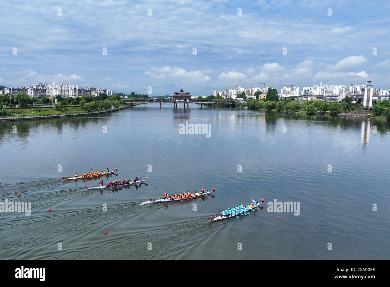 Peking, China. Juni 2024. Ein am 8. Juni 2024 aufgenommenes Luftdrohnenfoto zeigt Teams, die während eines Drachenbootrennens in der Stadt Huangshan in der ostchinesischen Provinz Anhui antreten. Zur Feier des bevorstehenden Duanwu, oder des Drachenbootfestivals, wurden Drachenbootrennen an vielen Orten in China abgehalten. Das fest wird am fünften Tag des fünften Monats im chinesischen Mondkalender gefeiert, um dem alten chinesischen Dichter Qu Yuan aus der Zeit der kriegerischen Staaten (475-221 v. Chr.) zu gedenken. Quelle: Fan Chengzhu/Xinhua/Alamy Live News Stockfoto