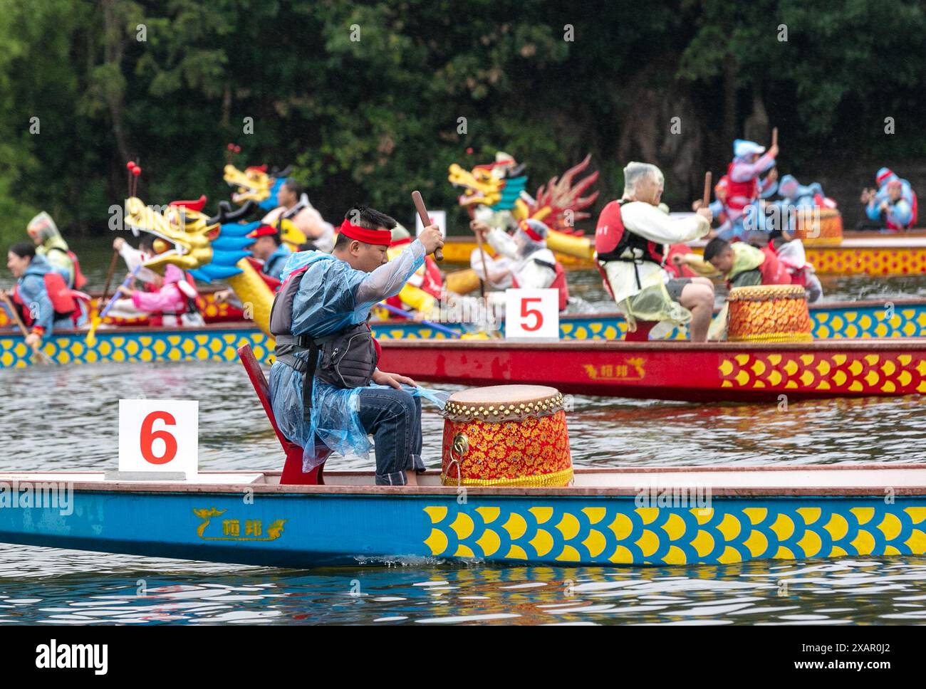 Peking, China. Juni 2024. Die Teams treten am 8. Juni 2024 bei einem Drachenbootrennen in der Gemeinde Lixianghu im Südwesten Chinas in Chongqing an. Zur Feier des bevorstehenden Duanwu, oder des Drachenbootfestivals, wurden Drachenbootrennen an vielen Orten in China abgehalten. Das fest wird am fünften Tag des fünften Monats im chinesischen Mondkalender gefeiert, um dem alten chinesischen Dichter Qu Yuan aus der Zeit der kriegerischen Staaten (475-221 v. Chr.) zu gedenken. Quelle: Luo Chuan/Xinhua/Alamy Live News Stockfoto