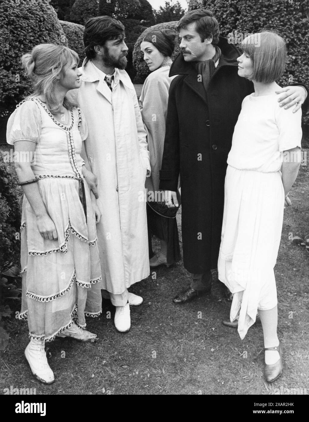 Ein Publicity-Porträt von JENNIE LINDEN, ALAN BATES, ELEANOR BRON, OLIVER REED und GLENDA JACKSON posierte auf dem Gelände von Elvaston Castle IN der Nähe von Derby für FRAUEN IN LOVE 1969 Regisseur KEN RUSSELL Roman D. H. LAWRENCE Drehbuch LARRY KRAMER Kostümdesigner SHIRLEY RUSSELL Brandywine Productions / United Artists Stockfoto