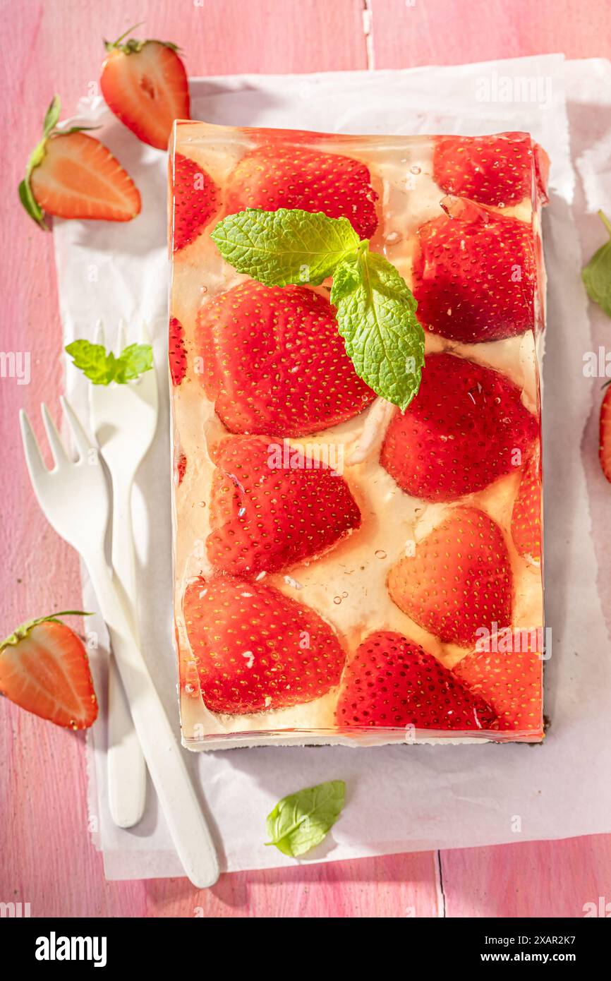 Leckerer Erdbeer-Käsekuchen mit Vanillecreme und Gelee. Erdbeer-Käsekuchen mit Gelee und Sahne. Stockfoto